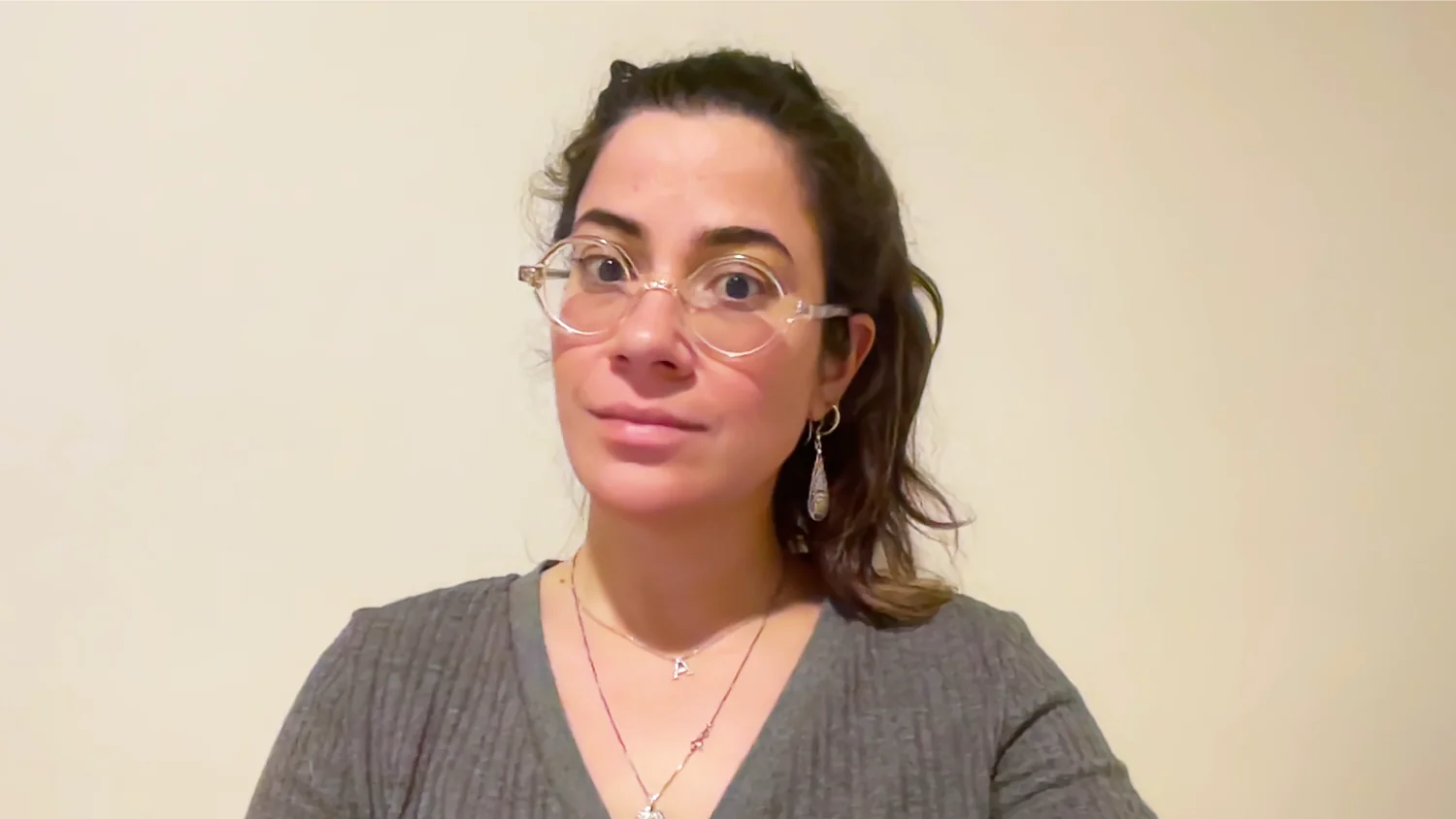 shirin anlen vor einem weißen Hintergrund