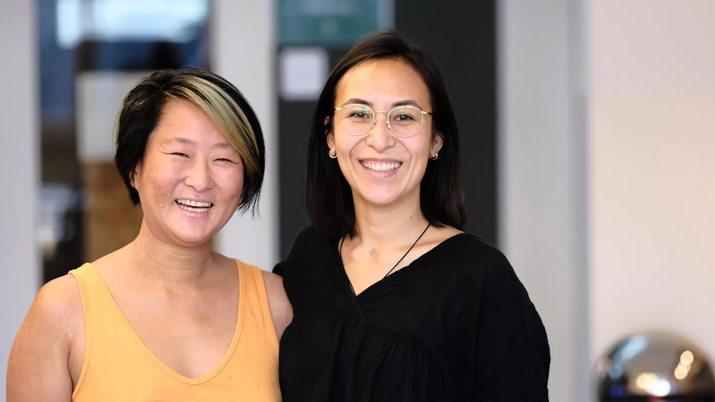 Mandy Lan (links) und Kim Gerlach (rechts) von der Wūpó Collective Library.